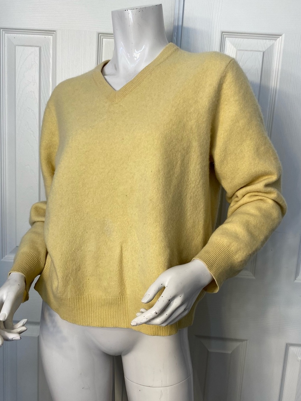 💯Cashmere Club Room Soft Yellow V-Neck Women’s Sweater